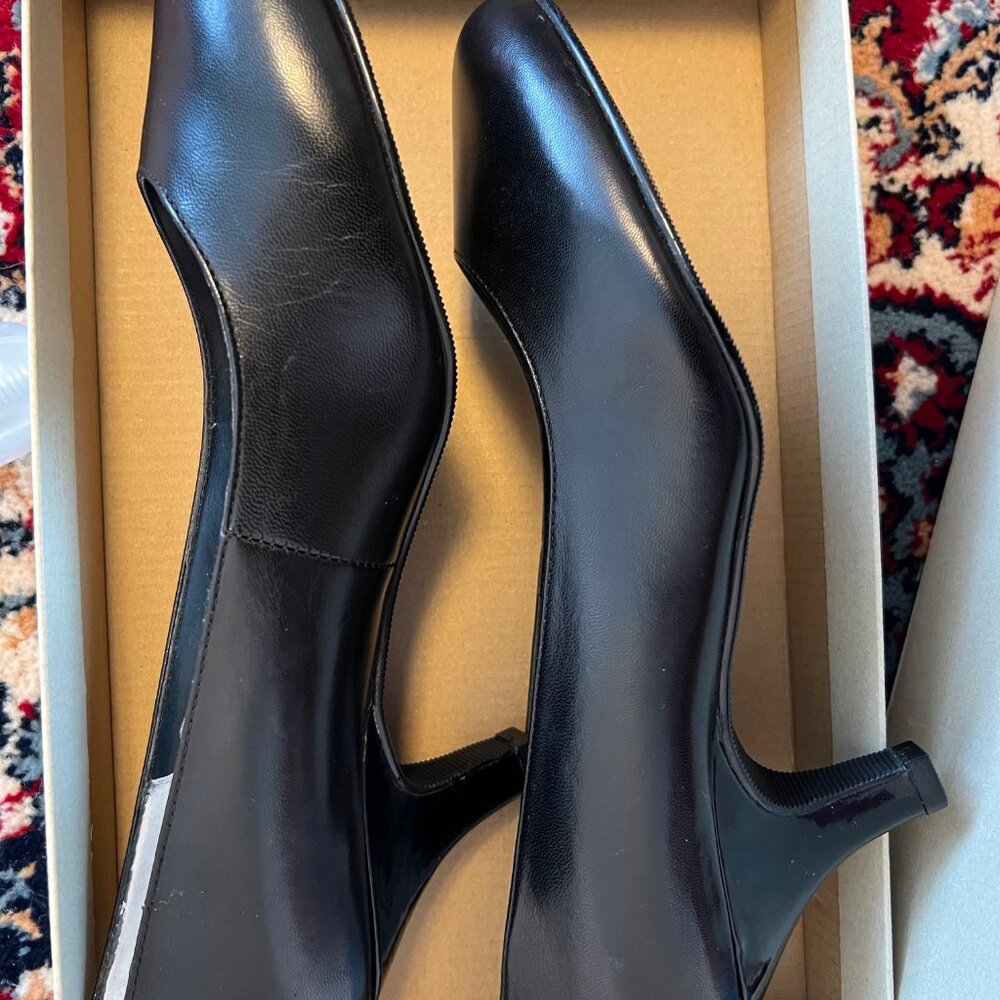 Leather black shoes 10W -2,5" heel - price's negotiable
